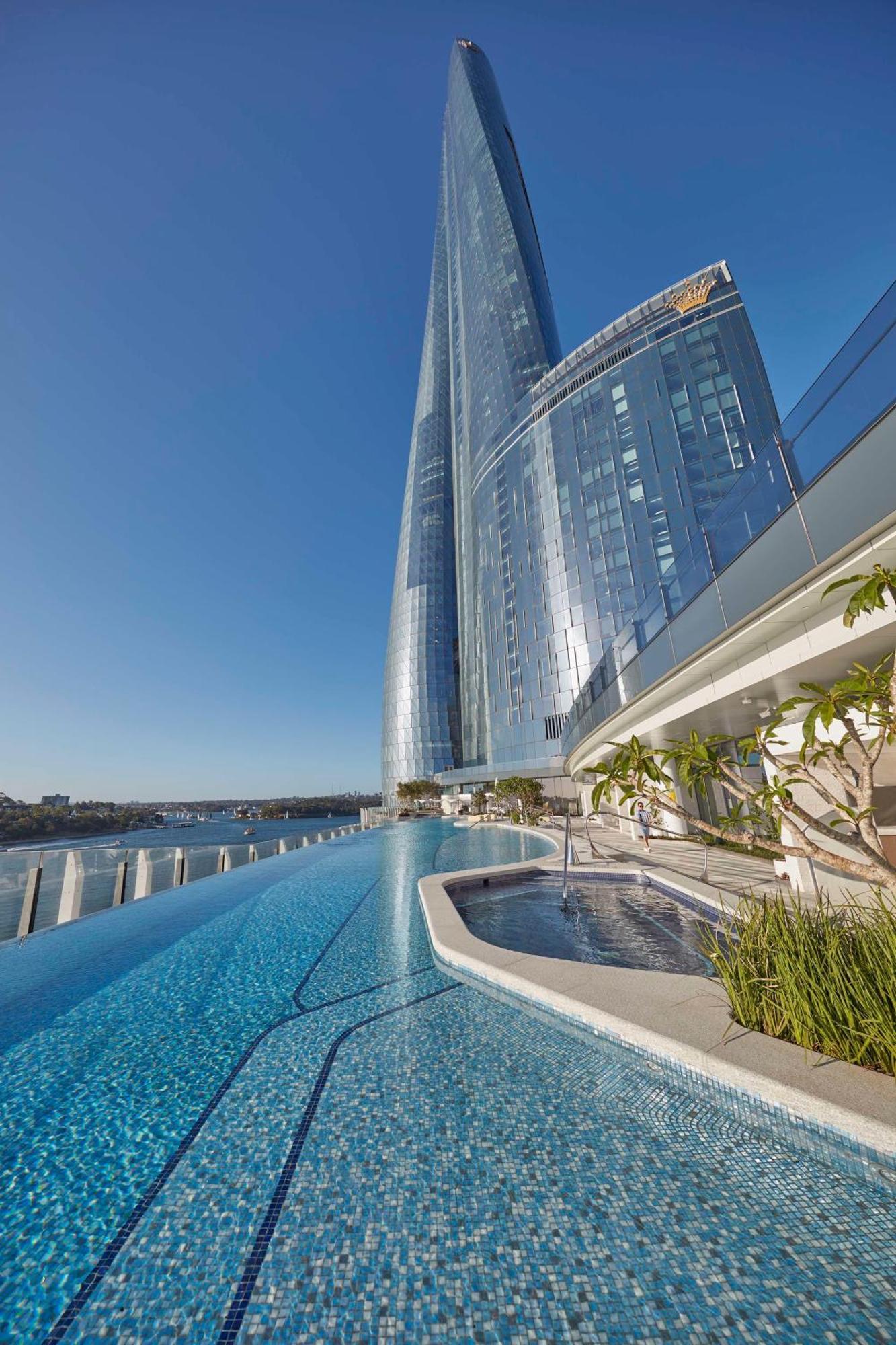 Crown Towers Sydney Hotel ภายนอก รูปภาพ The pool at the top of the tower